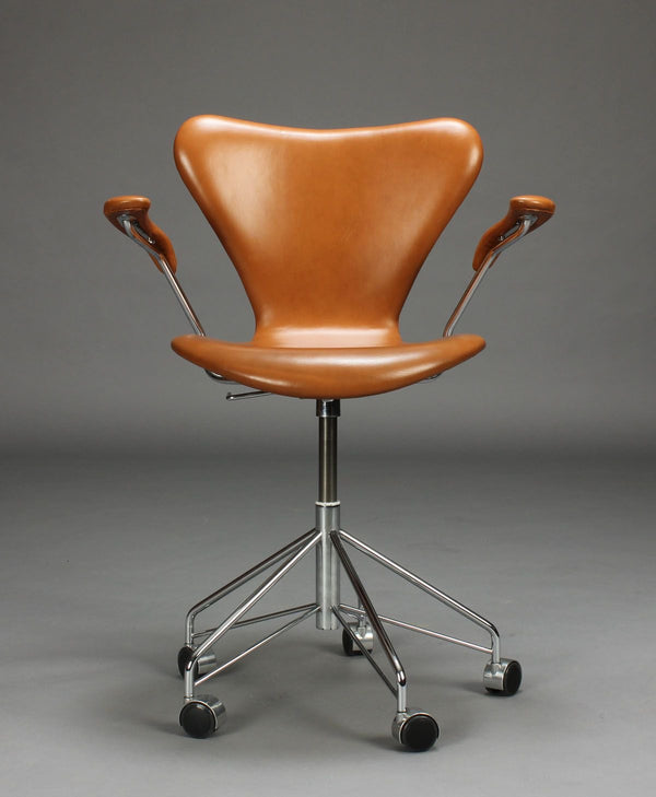 Arne Jacobsen office chair with armrests