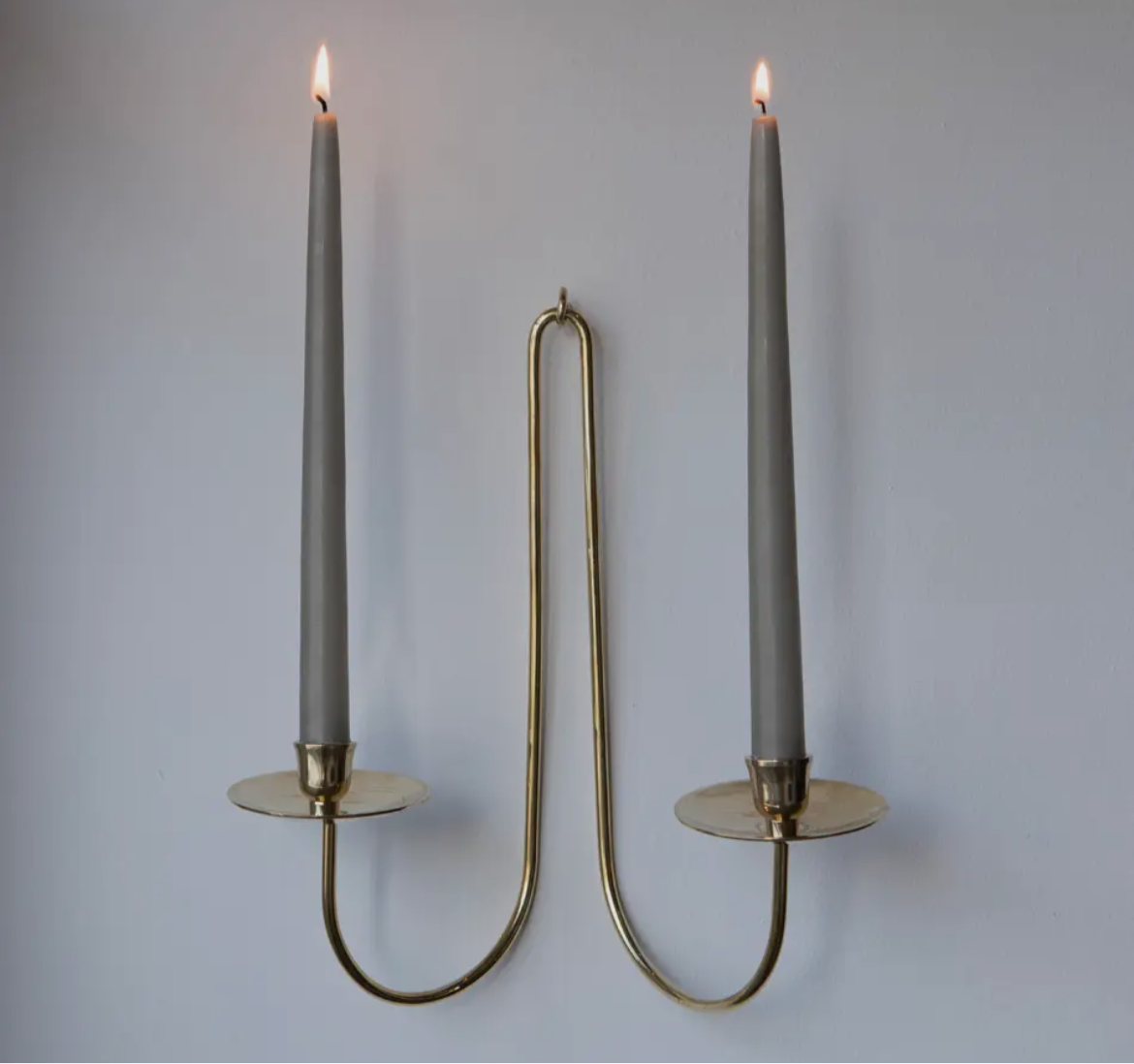 Vegghengt lysestake, To armer – Alabaster Studio