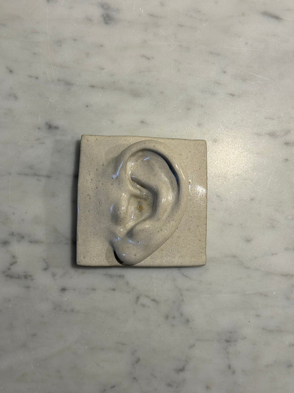 Skulptur øre hvit/beige