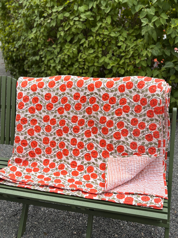 Sengeteppe røde blomster/striper