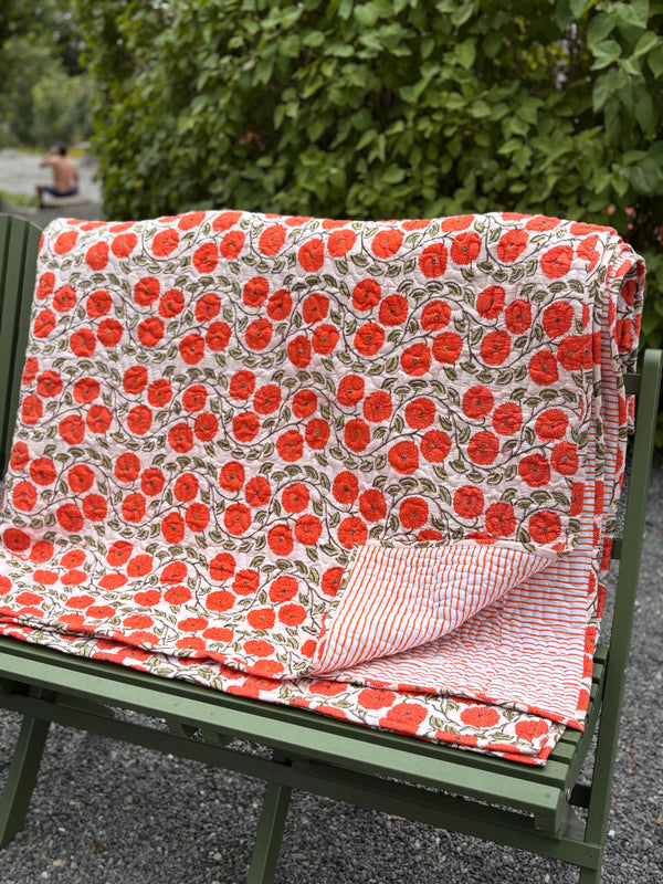 Sengeteppe røde blomster/striper
