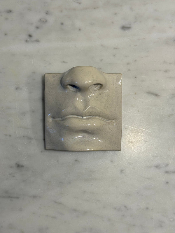 Skulptur munn hvit/beige