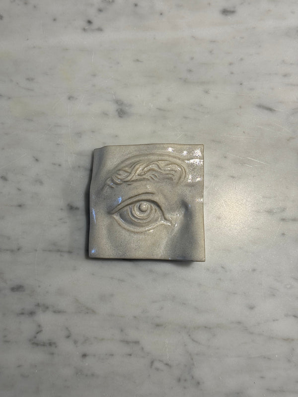 Skulptur øye hvit