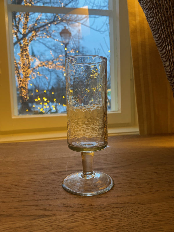 Munnblåst høyt vinglass