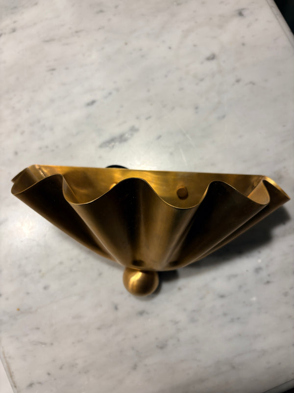 Bølgete vegglampe i messing