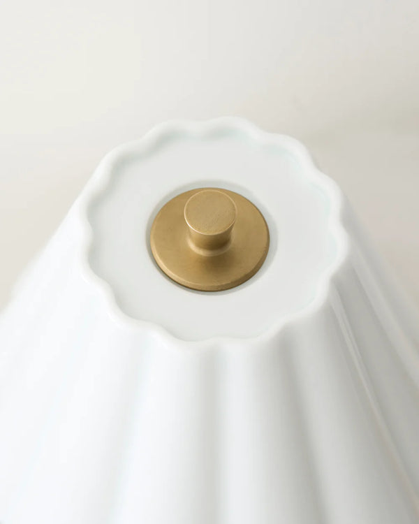 Astrid Vegglampe, Messing