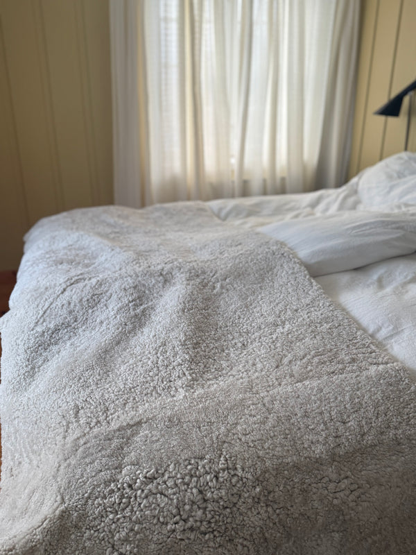 Sengeløper i saueskinn