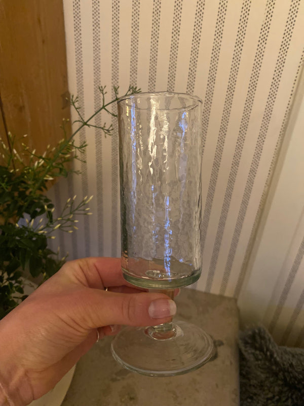 Munnblåst høyt vinglass