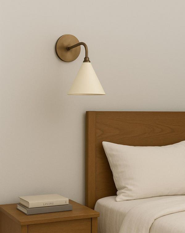 Vegglampe messing og glanset skjerm