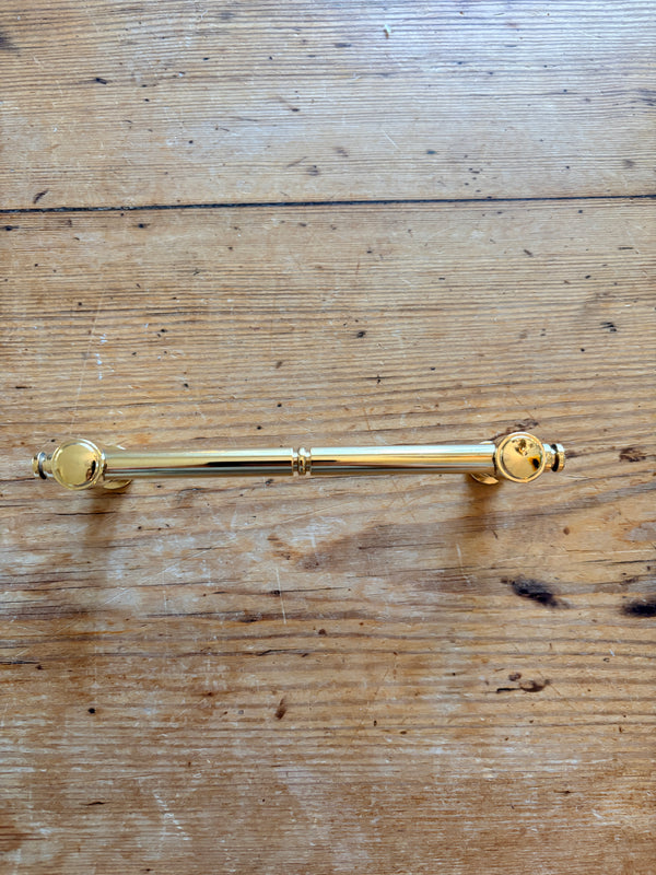 Klassisk håndtak, ubehandlet messing 128 mm