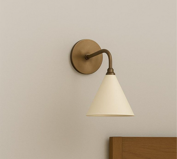 Vegglampe messing og glanset skjerm