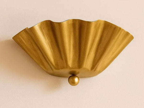 Bølgete vegglampe i messing
