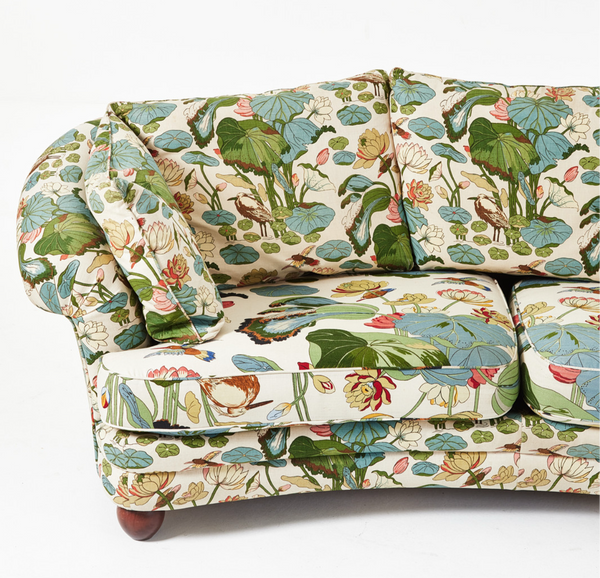 Vintage sofa kledd i Svenskt tenn / GP&J Baker tekstil