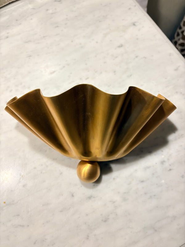 Bølgete vegglampe i messing