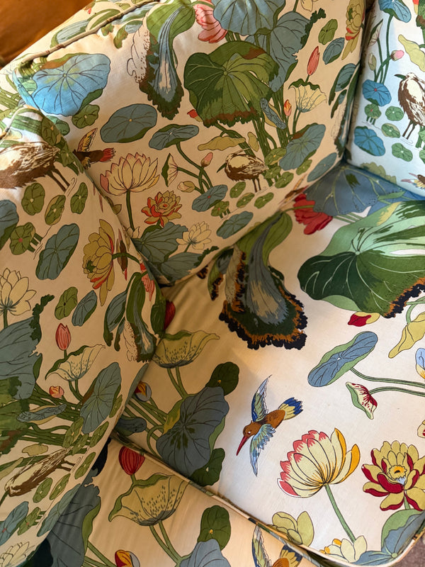 Vintage sofa kledd i Svenskt tenn / GP&J Baker tekstil
