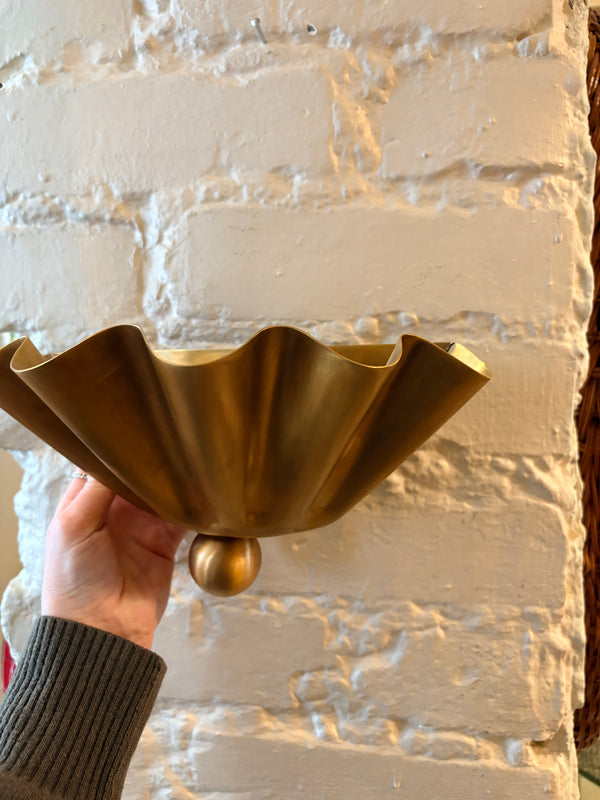 Bølgete vegglampe i messing