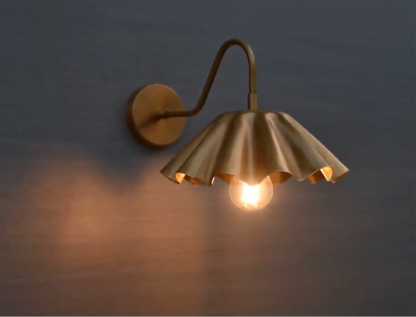 Vegglampe bølgekant i messing