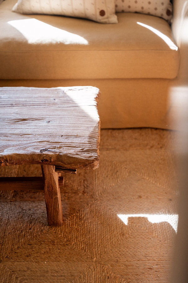 Alabaster studio collection wood table utstilling