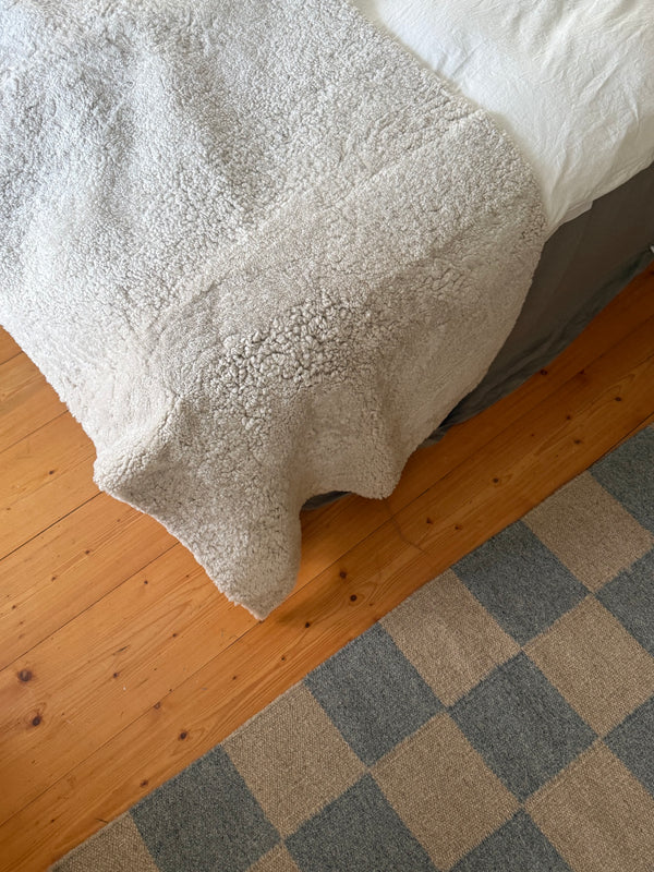 Sengeløper i saueskinn