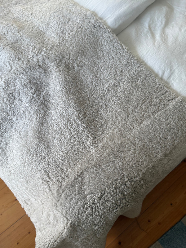 Sengeløper i saueskinn