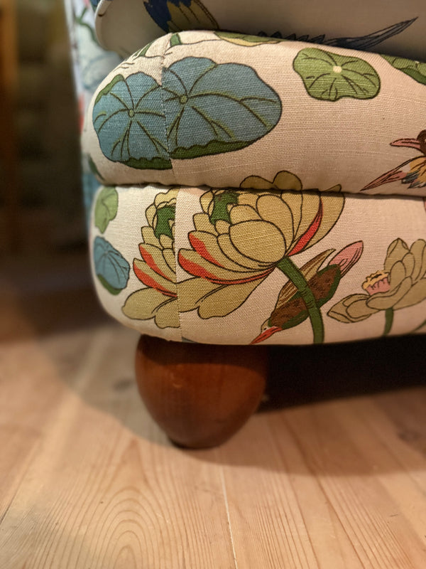 Vintage sofa kledd i Svenskt tenn / GP&J Baker tekstil