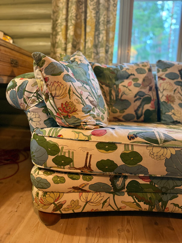 Vintage sofa kledd i Svenskt tenn / GP&J Baker tekstil