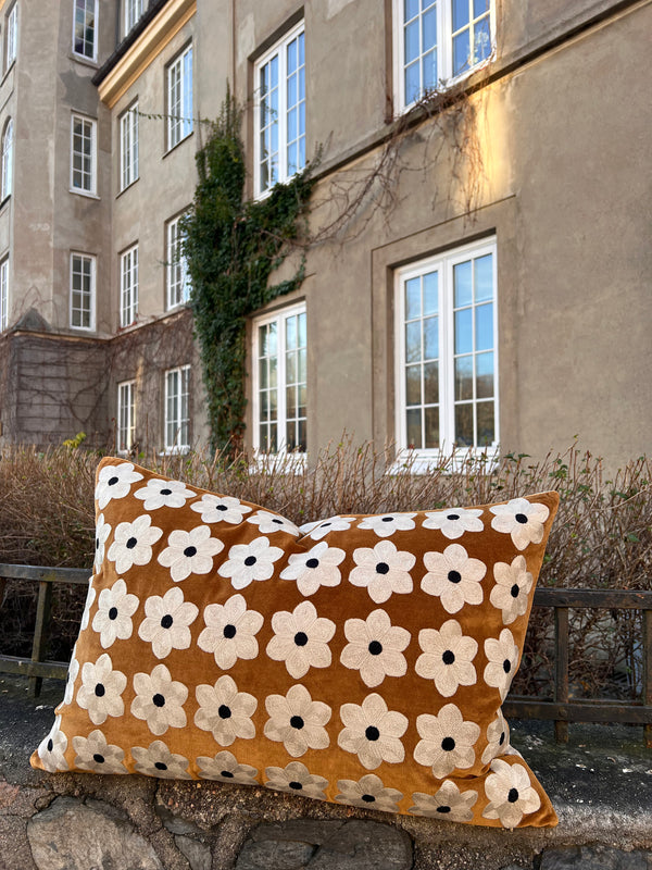 Daisy cushion brown