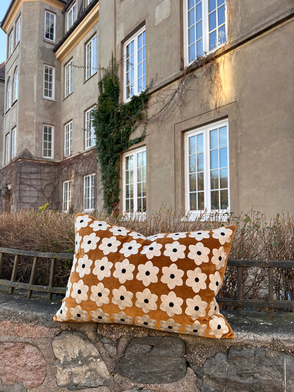 Daisy cushion brown