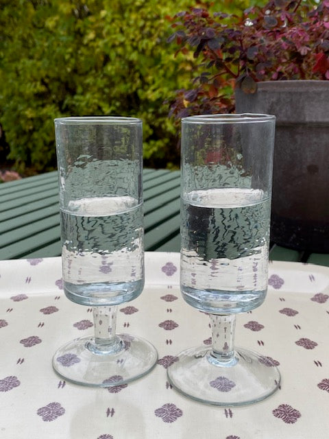 Munnblåst høyt vinglass