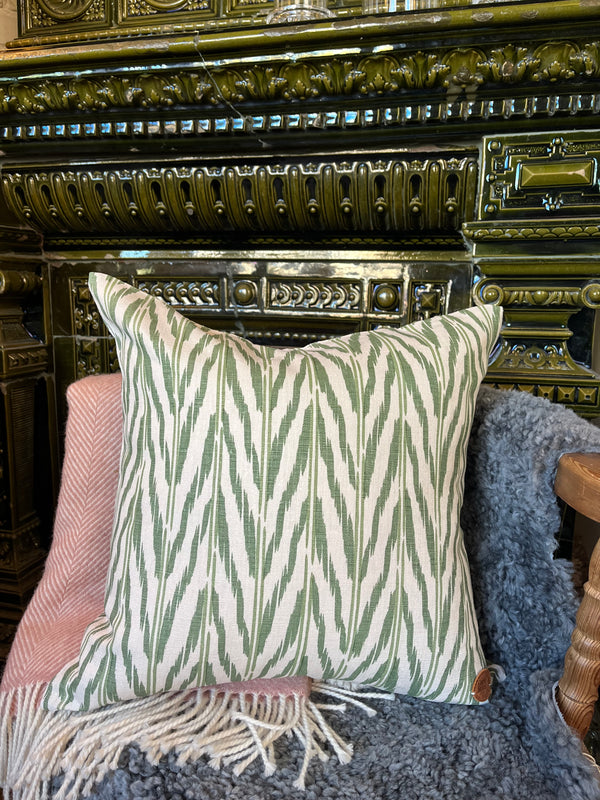Helene Blanche pute, Ikat Green Earth 50x50