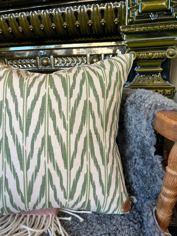 Helene Blanche pute, Ikat Green Earth 50x50