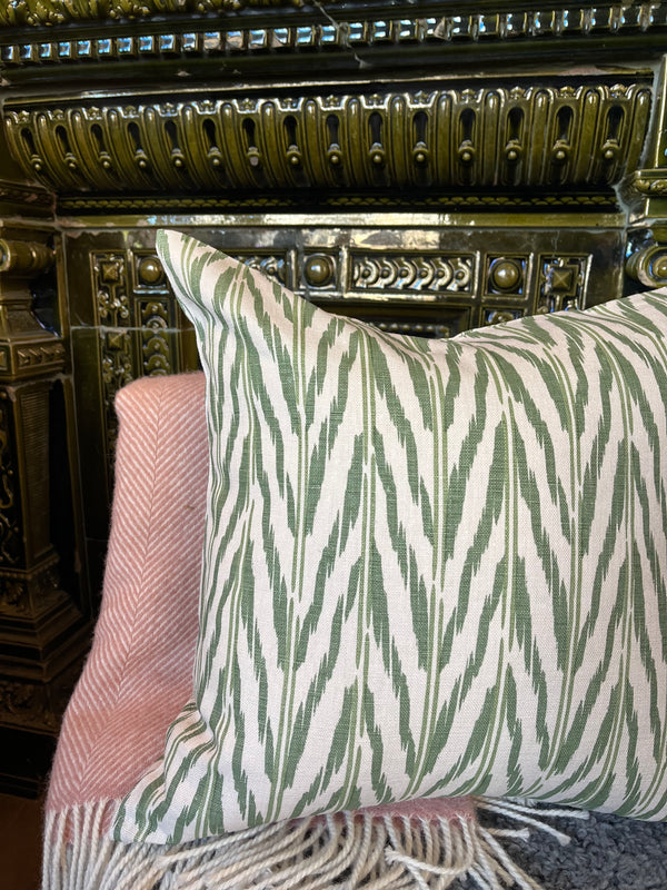 Helene Blanche pute, Ikat Green Earth 50x50