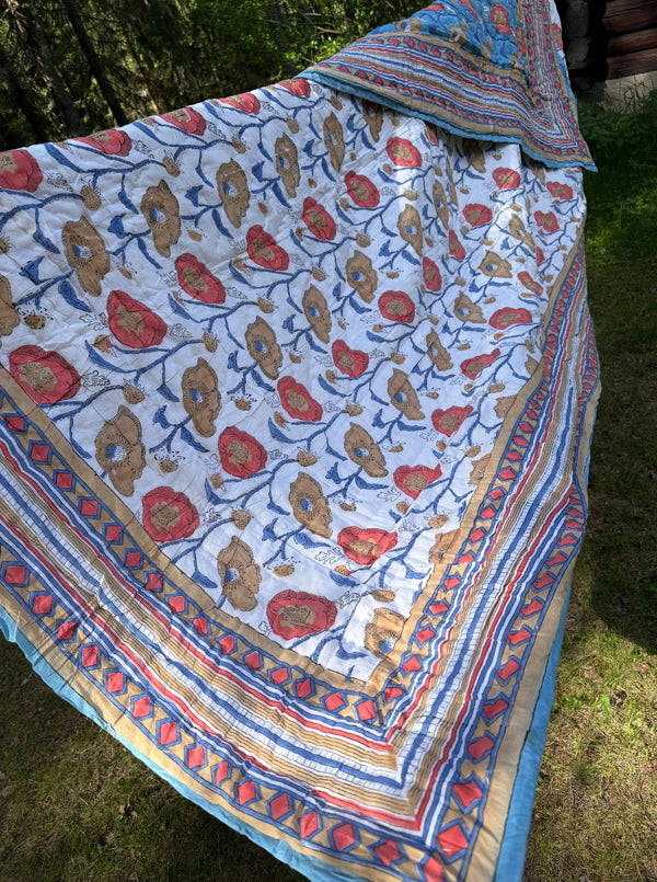 Sengeteppe blomster ,blå/rød/beige