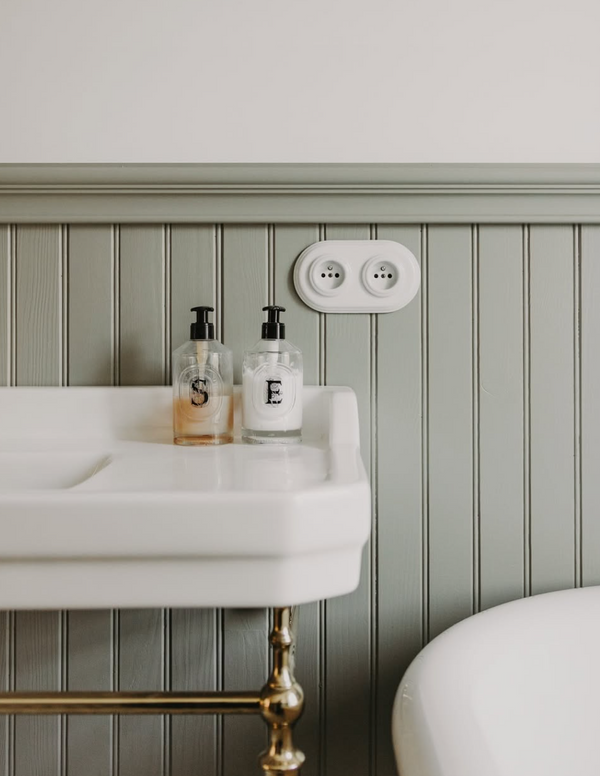 Fontini Garby Colonial, Double electrical outlet