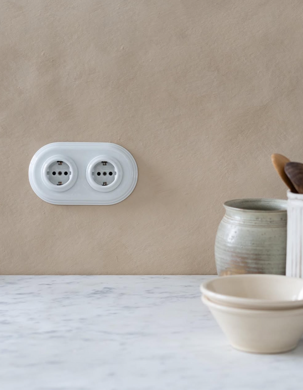 Fontini Garby Colonial, Double electrical outlet