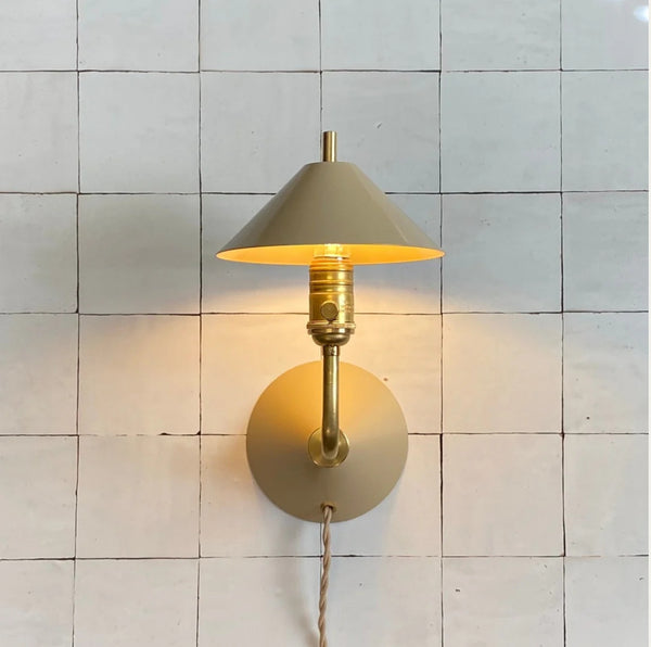 Petra Vegglampe, Messing & Sand