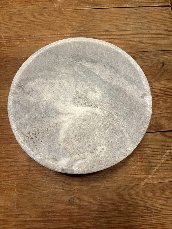 Mille Marmorfat, Medium