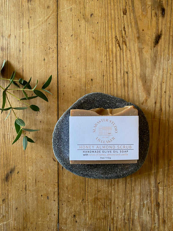 Alabaster Studio Lilleaker Såpestykke, Honey almond scrub