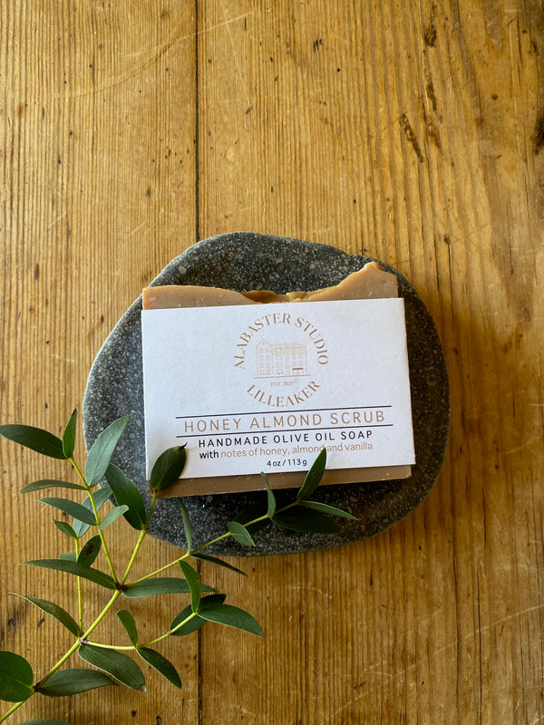 Alabaster Studio Lilleaker Såpestykke, Honey almond scrub