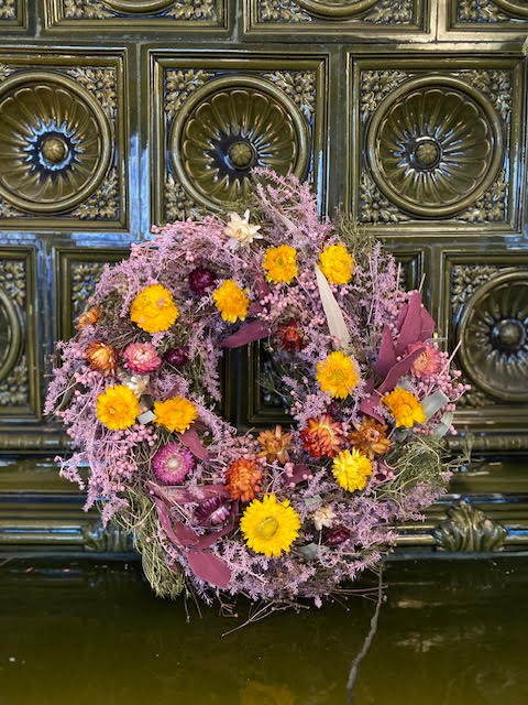 Tørkede blomster, krans i varme toner