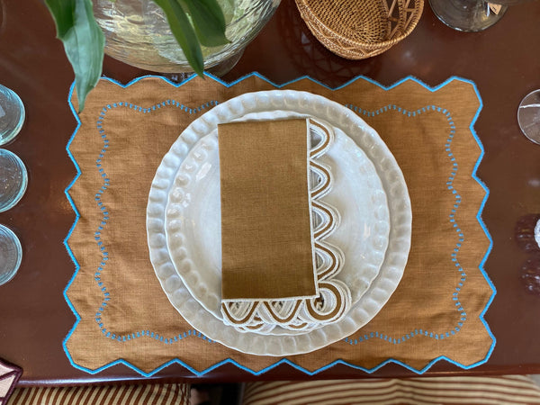 Bordbrikke, brown with blue