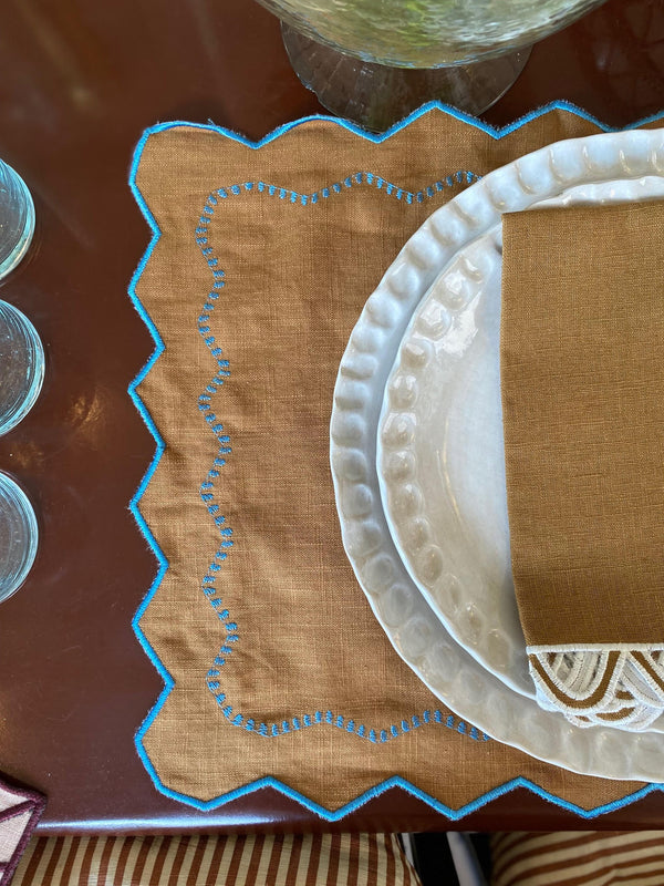 Bordbrikke, brown with blue