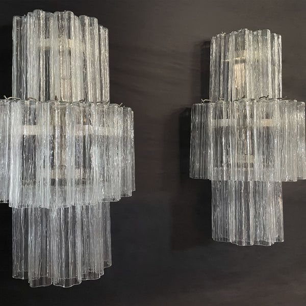 Et par med vegglamper i Murano-glass med 18 klare glassrør.