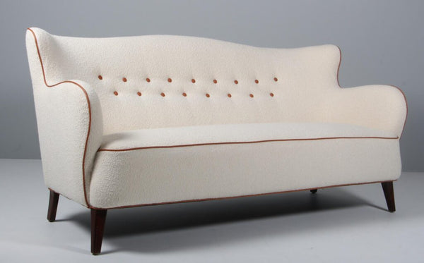 Dansk møbelsnedker, overpolstret sofa i boucle 1950